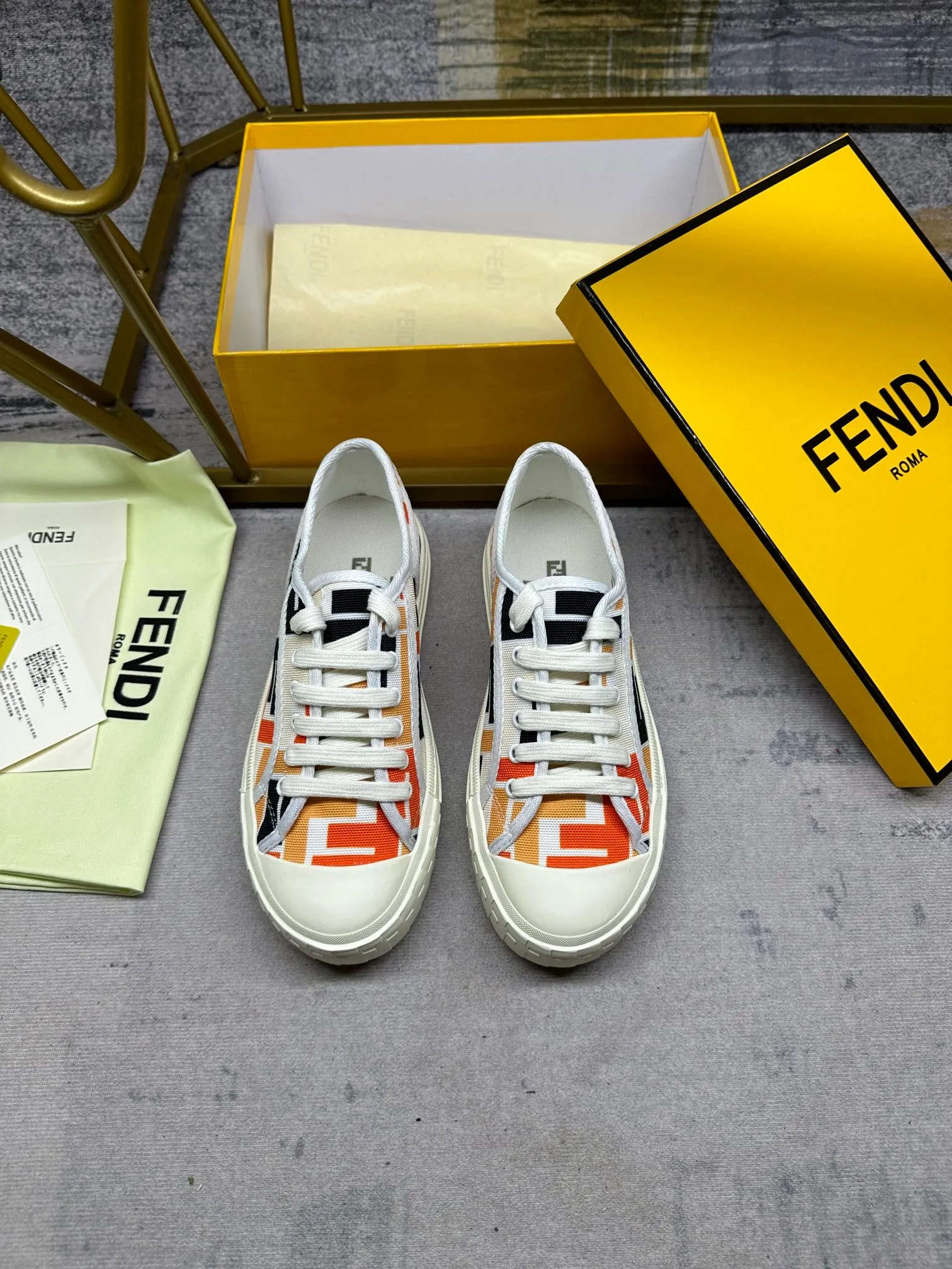 Couple style 💰460❤️Fendi Fendi's latest couple canvas shoes ❑ Fabric: Original customized imported jacquard canvas material ❑ Inner lining: Imported canvas material ❑ Sole: Original molded non-slip TPU outsole ❑ Bottom thickness: 2.5cm ❑ Size: Women's 35-40/Men's 39-45